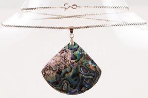 Pau kagyló medál ezüst (Ag) láncon, jelzett, 5,4 g /
paua pendant with silver necklace, 5,4 g