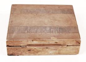 Ezüst (Ag) cigaretta kínáló doboz belsejében fa berakással, jelzett, 10x9x2,5 cm, br: 166,7 g /
silv...