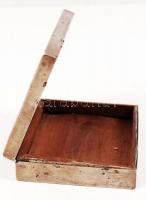 Ezüst (Ag) cigaretta kínáló doboz belsejében fa berakással, jelzett, 10x9x2,5 cm, br: 166,7 g /
silv...