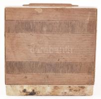 Ezüst (Ag) cigaretta kínáló doboz belsejében fa berakással, jelzett, 10x9x2,5 cm, br: 166,7 g /
silv...