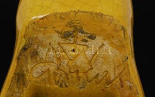 Gorka Géza (1895-1971): Ülő lány. Repesztett mázas kerámia figura, hibátlan, jelzett, 18x14 cm