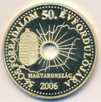 2006. "56-os Forradalom 50. Évfordulójára" aranyozott Ag emlékérem (31.1g/0.999/42,5mm) dísztokban számozott tanúsítvánnyal T:PP