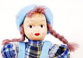 Porcelán fejű baba, jó állapotban, m:14 cm