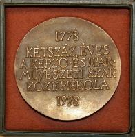 1978 200 éves a Képző- és iparművészeti Szakközépiskola sárgaréz plakett  680 gr