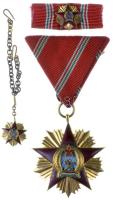 1949. "A Magyar Népköztársaság Érdemrend V. fokozata" aranyozott Br zománcozott kitüntetés mellszalaggal, miniatűrrel szalagsávon és frakklánccal eredeti adományozói dísztokban! T:1 Csak 1619 adományozás! Hungary 1949. "Order of Merit of the Hungarian Peoples Republic V class" gilt Br enamelled decoration on ribbon with miniature and with chain miniature in original box! C:UNC Only 1619 pieces of this version.