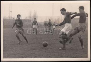 Sport fotó: Focimeccs, a játékosok nevével,  pecséttel jelzett, 18x12 cm