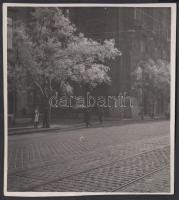 cca 1930-1935 Kinszki Imre (1901-1945): Utcakép, vintage fotó, pecséttel jelzett, 14x12 cm