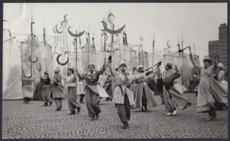 1967 Bajkor József: Törökök tánca a mohácsi busójáráson, 15x24 cm