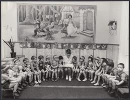 1972 Benkő Imre (1943-): Hófehérke a törpék között a mese szobában (Bp., Szemlőhegyi úti óvoda), 18x23 cm