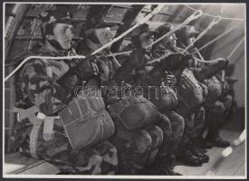 cca 1970-1980 Cseh ejtőernyősök a repülőgépen, ugrásra készen, a Néphadsereg című lap archívumából, apró szakadással, 17x23 cm