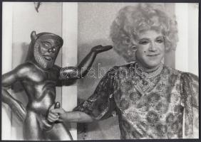 1984 Gálvölgyi János az Őrült nők ketrece című komédiában, színházi fotó erotikus díszlettel, 16x23 ...