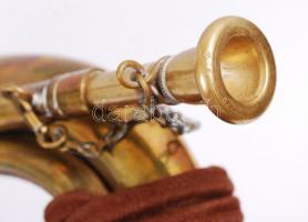 Antik csapatkürt, jelzett, réz, bársonyfonat, bojtokkal, h:38 cm