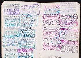 1983 Olasz útlevél, sok illetékbélyeggel és pecséttel /
1983 Italian passport