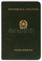 1983 Olasz útlevél, sok illetékbélyeggel és pecséttel /
1983 Italian passport