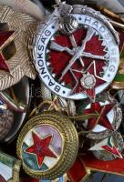 Többszáz magyar és külföldi kitüntetés és jelvény, főleg a szocialista időszakból, zománcozott és jobb darabokkal T:vegyes