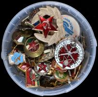 Többszáz magyar és külföldi kitüntetés és jelvény, főleg a szocialista időszakból, zománcozott és jo...