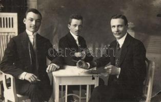 28 db vegyes régi fotó és képeslap