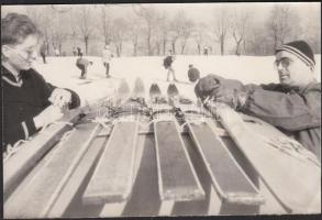 Cca 1970 Síelők, 3 db fotó, 12×17 cm