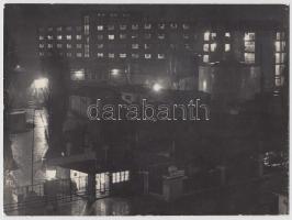 cca 1950-1960 Keveházi János (Növényolaj és Szappangyár Fotóköre): Éjszakai műszak, vintage szocreál fénykép, feliratozva, 17x23 cm