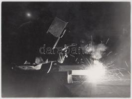 cca 1960-1970 Fegyvernök József (Magyar Acél Fotóör): Hegesztő munka közben, vintage szocreál fényké...