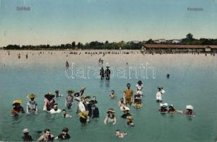 Siófok, fürdőzők