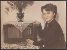 cca 1950 Esti kulturális program a néprádió mellett, barnított, finoman színezett fénykép, 18x24 cm