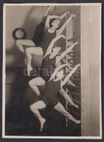 1931 Manninger: Négyen bordásfalon, Szentpál Olga mozgásművészeti iskolájának gyermek csoportjából, feliratozva, 11x8 cm