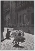 cca 1950-1955 Járai Rudolf: Játszó gyermekek, vintage fotóművészeti alkotás, aláírva, 23x16 cm