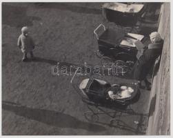 cca 1930-1940 Napozás szélvédett helyen, jelzetlen, Gaál Margit hagyatékából, 21x16 cm