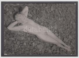 cca 1930-1940 Dr. Csörgeő Tibor (1869-1868): Vízparti idill, vintage fotóművészeti alkotás, jelzetlen, a szerző hagyatékából, fekete kartonra felragasztva, sarkok kissé sérültek, 11x8 cm