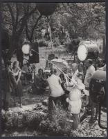 1962-1963 Bojár Sándor (1914-2000) riportképe az Aranyember forgatásáról, 22x17 cm