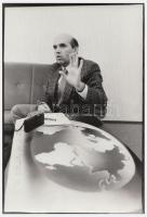 1987 Benkő Imre (1943-): Barabás Miklós KISZ főtitkár portréja, a Képes 7 archívumából, pecséttel jelzett, feliratozott, 24x16 cm