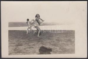cca 1920-1930 Vízparti játék, jelzetlen, a Szentpál Olga tánccsoport archívumából, fotólap, 9x13 cm