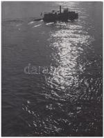cca 1930-1940 Reich Péter Cornel: Dunai sétahajó ellenfényben, vintage fotóművészeti alkotás, pecséttel jelzett, 22x17 cm