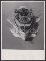 cca 1930-1940 Reich Péter Cornel: Vasárnapi kirándulás, vintage életkép, pecséttel jelzett, feliratozott, 19x17 cm