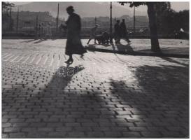 cca 1930-1940 Reich Péter Cornel: Délutáni séta, vintage életkép, pecséttel jelzett, 13x18 cm