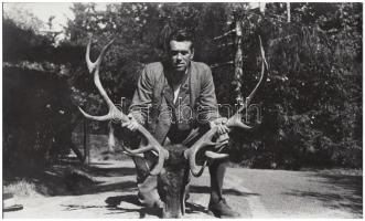 1932 Széchenyi Zsigmond vadász trófeával Endréden, eredeti negatívról készült későbbi nagyítás, feli...
