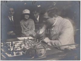 1927 Kerny István (1879-1963): Kecskeméti nemzetközi sakkbajnokság egyik játékosa és a közönség, jelzetlen, a szerző hagyatékából, 9x11 cm
