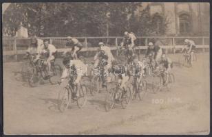 1923 Varga: 100 km-es kerékpár bajnokság résztvevői és győztese, 2 db fotóképeslap, 8x13 és 9x14 cm