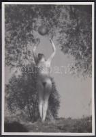 cca 1930-1940 Dulovits Jenő (1903-1972): Labdázó aktmodell a szabadban, vintage fotóművészeti alkotás, pecséttel jelzett, 11x8 cm 9x14 cm