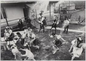 cca 1970-1980 Itt a tavasz és vele a húsvéti locsolkodás, 17x23 cm