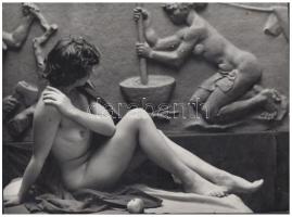 cca 1950-1960 Tiszavölgyi József: Aktmodell szobrász műteremben, vintage fotó, jelzetlen, a szerző hagyatékából, 15x20  cm