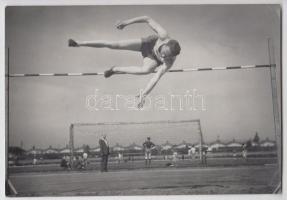 cca 1950-1960 Tiszavölgyi József: Máté Tibor győztes ugrása, vintage sportfotó, pecséttel jelzett, feliratozott, 11x16 cm