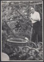 1949 Tiszavölgyi József: Mike Pál kohó újítása kerekek készítésére, 2 db fotó, pecséttel jelzett, 18x13 cm