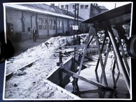 1954 Tiszavölgyi József: Védekezés a Duna áradásakor, védőgát (nyúlgát) építése a Hajógyári-szigeten, 4 db fotó, kettő pecséttel jelzett, feliratozott, 17x12 cm és 17x23 cm