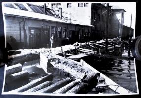 1954 Tiszavölgyi József: Védekezés a Duna áradásakor, védőgát (nyúlgát) építése a Hajógyári-szigeten...