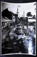 1954 Tiszavölgyi József: Védekezés a Duna áradásakor, védőgát (nyúlgát) építése a Hajógyári-szigeten...