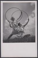 cca 1920-1930 Dr. Csörgeő Tibor: Karika gyakorlat a szabadban, mozdulatművészeti tanulmány, vintage fotó, jelzetlen, a szerző hagyatékából, 14x9 cm