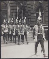 1933 Kerny István (1879-1963): Budapest, Őrségváltás a királyi palotában, vintage fotóművészeti alkotás, pecséttel jelzett, 22x18 cm