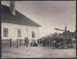 1929 Kerny István (1879-1963): Hortobágy, a csárda Petőfi emléktáblájával, vándorköszörűs és autó motívumokkal, vintage fotóművészeti alkotás aláírva, feliratozva, 16x20 cm